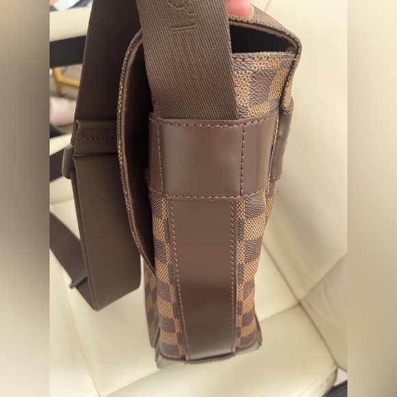 ⬇️PRICE DROP Louis Vuitton Damier Ebene Bastille Messenger - Picture 7 of 16